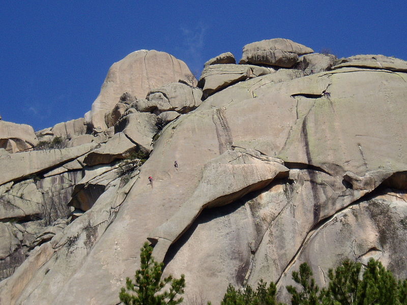 800px-Escaladores_en_La_Pedriza