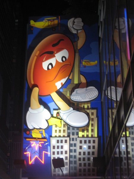 450px-M&M's_World_NYC_Red_King_Kong_style_01