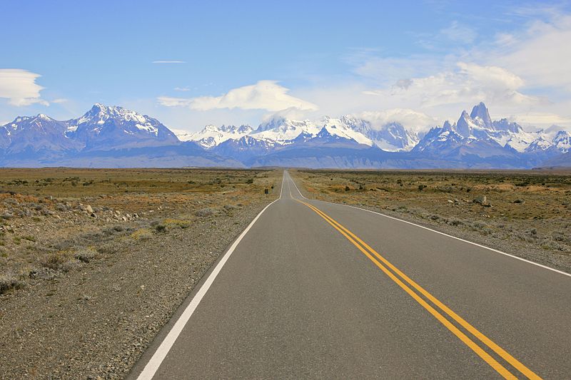 800px-Long_Road_to_El_Chalten_(5452083285)