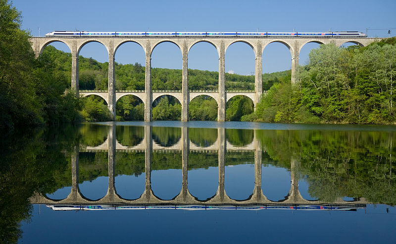 800px-SNCF_TGV_PSE_Viaduc_de_Cize_-_Bolozon