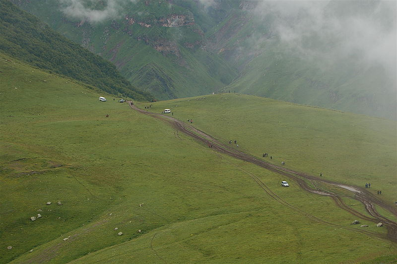 800px-The_long_road_to_Tsminda_Sameba