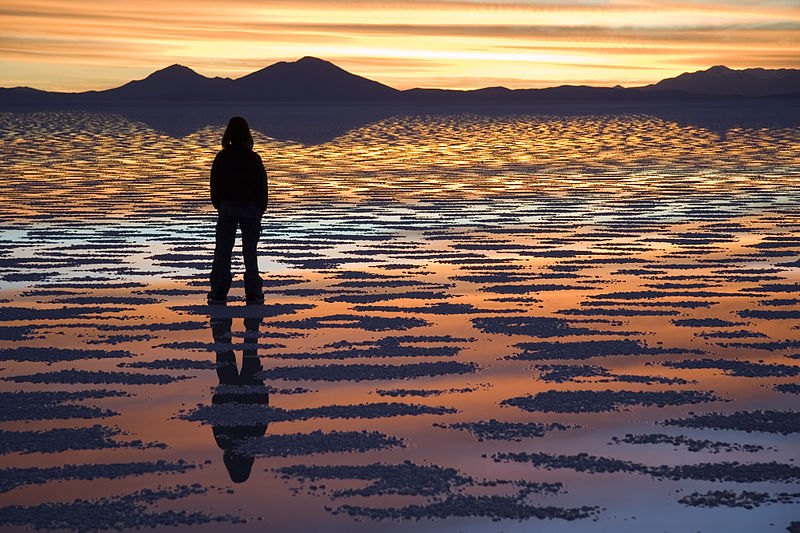 Watching_Sunset_Salar_de_Uyuni_Bolivia_Luca_Galuzzi_2006